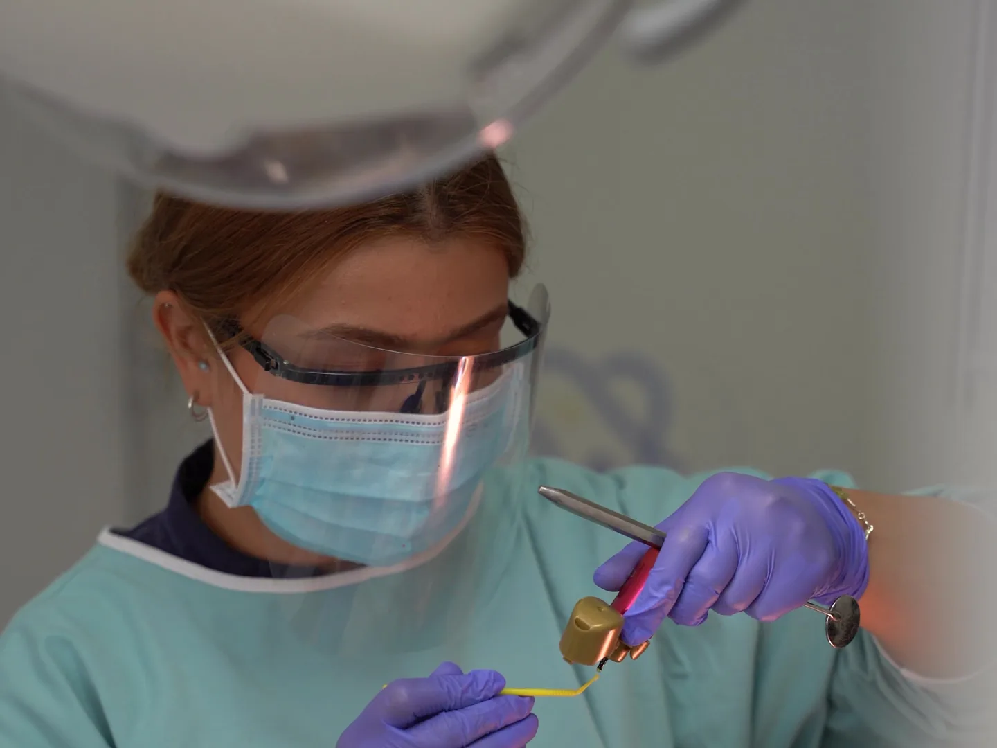 Dt. Damla Taşcıoğlu during treatment