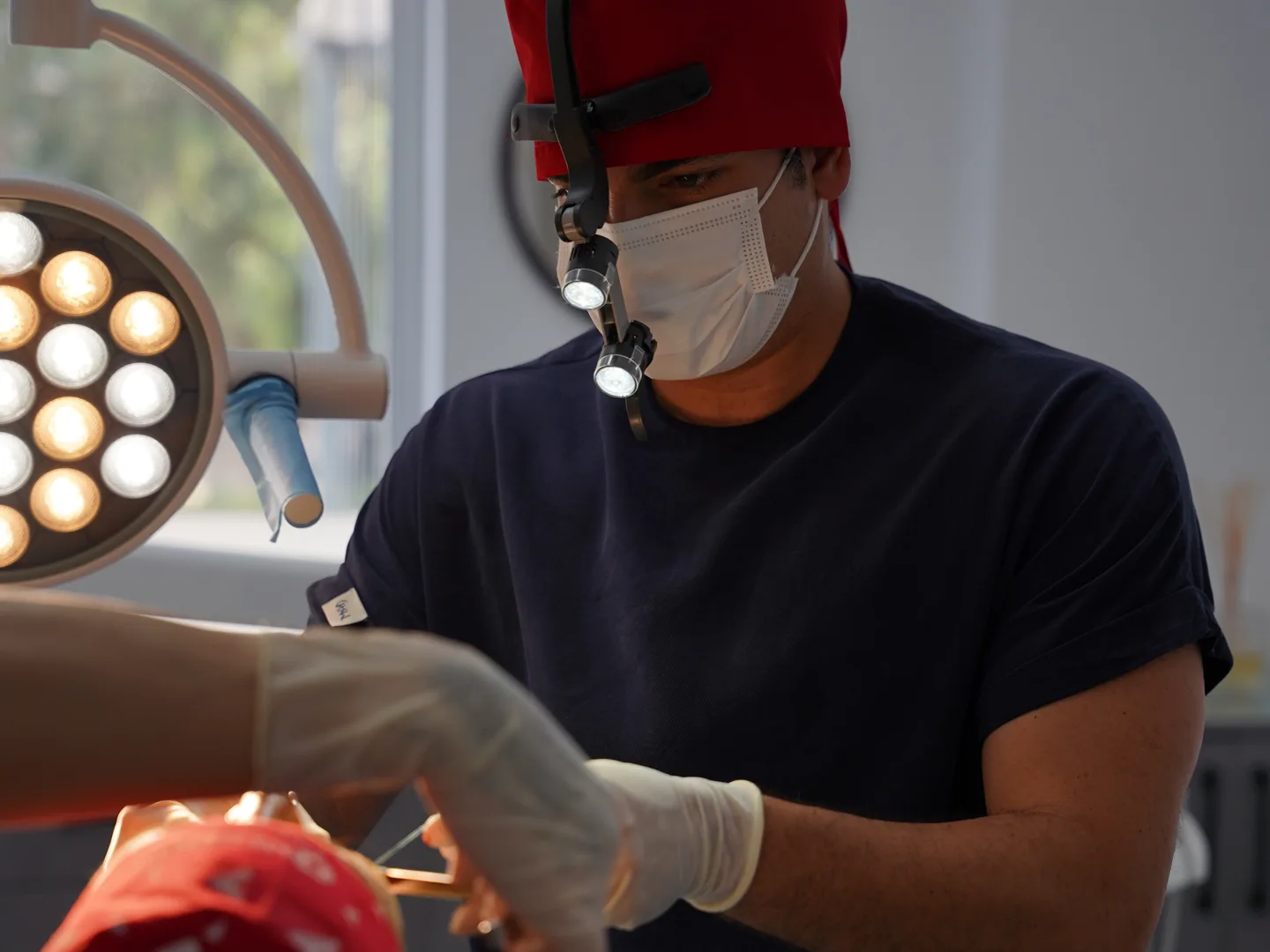 Dr. Dt. Ozan Akıncı in the operating theatre